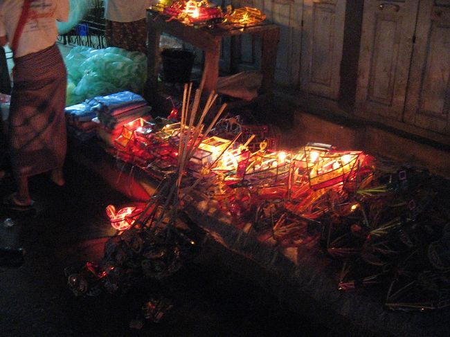 たどり着いたタウングー。<br />2006年10月4〜6日はタディンジュ(Thadingyut)のお祭り。本来はシュウェジンの川のほとりで過ごしたかったんだけど、これも悪くない。<br /><br />タウングーは第二次世界大戦でほとんど焼失したものの古い都のあった場所で、カレン民族も多く(キリスト教会も多い)、2001年には仏教徒とイスラム教徒との間の衝突があったりして、いろいろあったけど、素敵な町です。