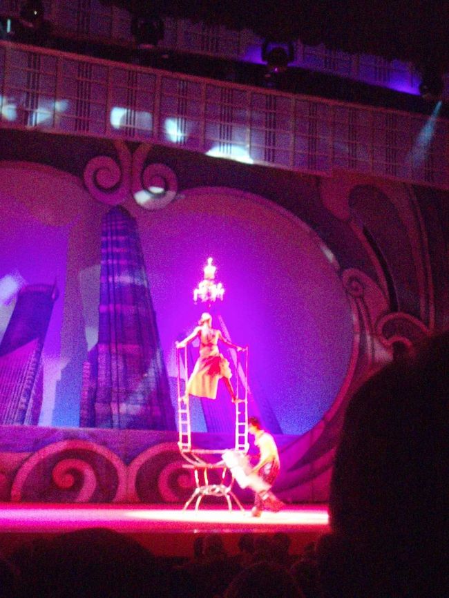 その夜、上海雑技団を見に行く。<br />う〜ん、ＴＶとかよりも間近でみると、やはり凄い。