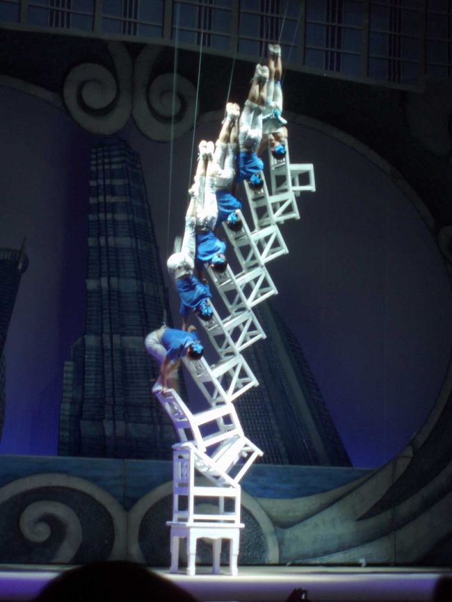 ラストの椅子を積んでゆくパフォーマンスは凄く感動！客の大半が、欧米人らしく、拍手のタイミングがこなれていて、前のおっさんなんて１人でスタンディングオベーション。う〜む、慣れていないと自然にできないね。