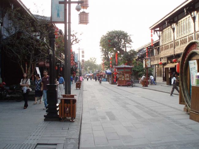 成都に昼過ぎ到着。空は青く、乾いた空気が、とても気持ちが良い。<br />ホテル到着後、近くの文殊院へ。<br />文殊院とその周辺は古風な中国の雰囲気が出ていて、<br />歩いているだけで楽しい。