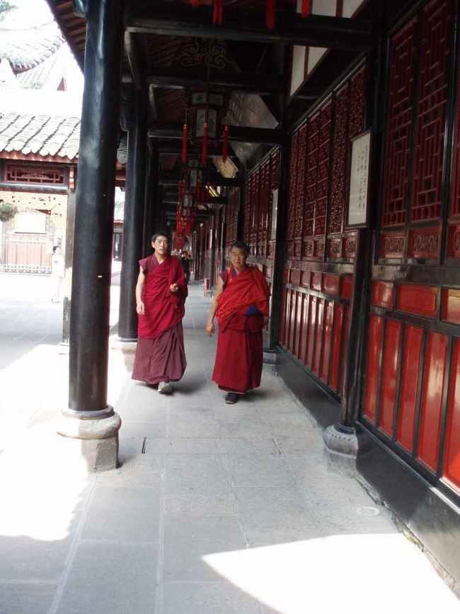 朱色に染まった寺院は周りの風景から映えていて、線香の香りと相まって、なかなか荘厳した雰囲気。<br />坊さんもしかり