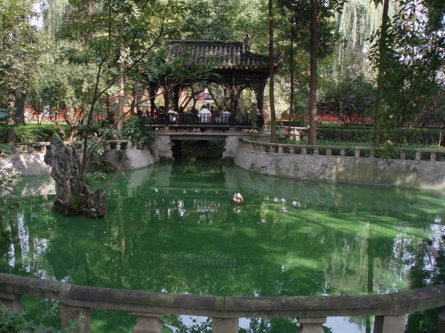 緑色の池と中国的建物、気持ちいいくらい想像通りの中国の風景って感じ<br />