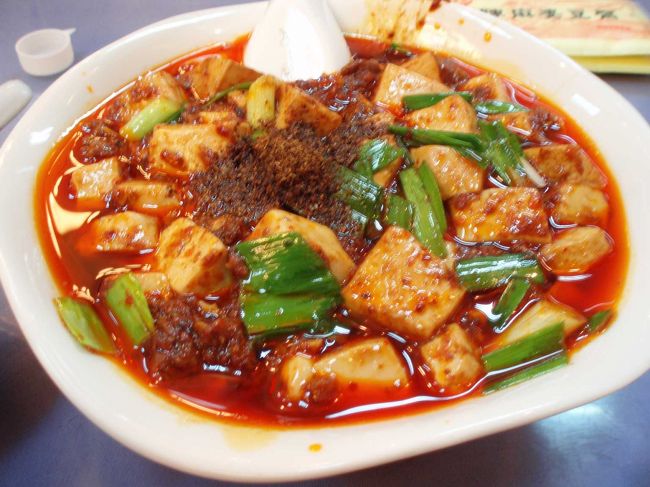 その夜、四川料理、麻婆豆腐を食べる。<br />元祖麻婆豆腐、陳麻婆豆腐にて。<br />辛いのは当然だが、それよりも痺れる食感に衝撃。いつも食べているものとはまったく違う。<br />飲み物を頼むが、ジュースが入った紙パックをそのまま持ってきた、グラスにぐらい入れてください。。。<br /><br />
