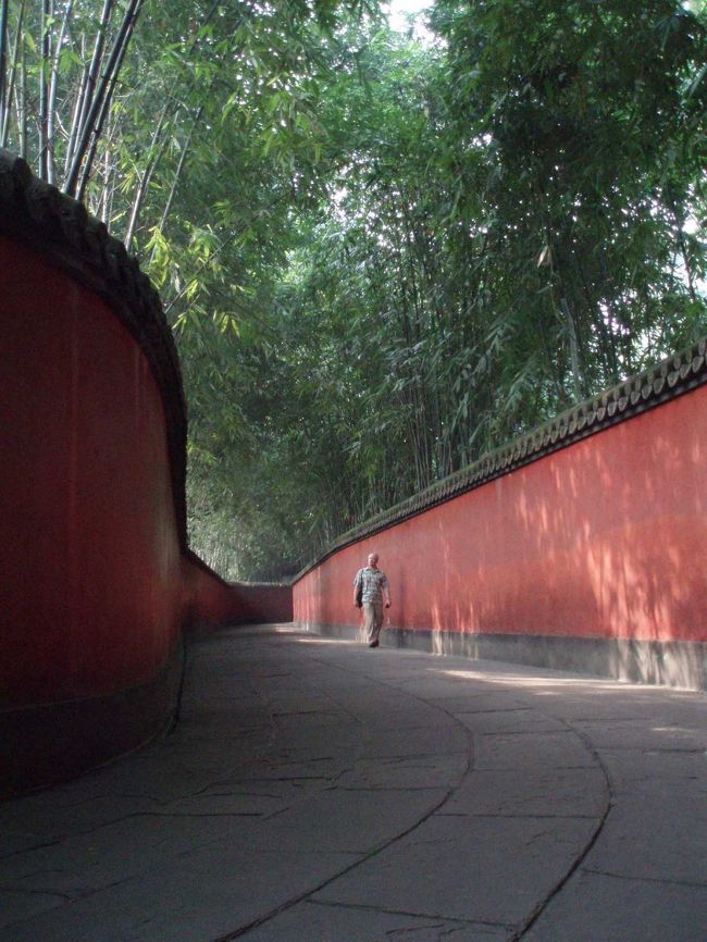 武侯祠内の庭園。<br />朱色の壁と緑の竹のコントラスト、風によって擦られる笹音だけの静寂な感じが、とても美しい。