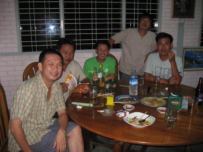 例によって生ビール。<br />宿からすぐの『Happy』にて。<br /><br />ミャンマーの観光地以外の場所では、役人と華僑の方々に手助けしてもらうことが多かった。<br /><br />普通の人々もとっても優しいけれど、一介の旅人を助けるだけの余裕は、多くは残っていない。<br /><br />マンダレー以北や、西海岸沿い(ヤカイン州)では、ミャンマーの文化や歴史をかえりみない、新着中国系の傍若無人の振る舞いも多々見かけたけど、<br />土着中国系（華僑）には、節度をもった素敵な人々がたくさんいる。<br /><br />というわけで、生ビールを飲み交わし、月餅を食べながら、月夜を過ごす。<br /><br />ちなみに近くにカラオケもある。連れて行ってもらった。お姉さんの歌は下手で、ビールはぬるくて、料金は高め。<br />まぁその他にも色々あるらしいけど、まぁどうでもよいことで、みんなで帰った。おやすみなさい。