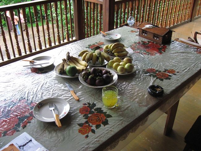 Myanmar Beauty Guest House。<br /><br />今までは、行きにくい場所の宿ばかりの紹介で、お勧めにも条件付きだったけど、ここは全面的にお勧めできるので嬉しい。<br />ぜひ泊まってください。というか途中下車しろ！<br /><br />以前、タウングー市街にしかゲストハウスが無かったころにもお世話になったお宿。<br />土足厳禁のチーク材の家での思い出が、管理人のお兄さんとのふれあいとともに、今でも素敵な記憶に残っている。<br /><br />ヤンゴンとマンダレーの中間地点に位置するするこの場所は、その当時から、車を借り切って旅をする西洋人に人気があった。<br />（ちなみにミャンマーで短期間しか滞在できず、2人以上で、いろいろまわりたい場合、車を借り切ったほうが、飛行機での移動よりずっと楽で、楽しいと思う）<br /><br />現在は町のはずれに、果樹園とともに新しいゲストハウス(もちろんチーク材の家)を建てていて、ここの正式名称がMyanmar Beauty Guest House???となり、元からあった市街地の家がMyanmar Beauty Guest House?となったらしい。<br /><br />でもビルマ語で"ミャンマーアラー(Maynmar A Hla)"と言えばタウングーでは有名で、新しい方に連れて行ってくれる(これはさっきの女の子から教わった)。<br /><br />ロンプラで大絶賛されてるので、欧米の人には大人気だけど、ここに泊まるためだけでもタウングーに来る価値がある、との言葉も理解できる。<br /><br />とりあえず着いたら、裏でとれたパッションフルーツのジュースがウエルカム･ドリンク。落ち着いたらテラスに果物が並んでいる。朝食はすごすき、豪華さに驚くんじゃなくて、ひたすらたくさんの種類の素朴なミャンマー料理がテーブルに並ぶ。全部美味しい。出かけて帰ってくると、果物と軽食。<br /><br />バス付きファンの部屋が7ドル(朝食、果物付き)。チーク材の趣のある家。家の中は素足なのも、落ち着けて嬉しい。<br /><br />もしも体調を崩しても、オーナーはお医者さんだし、息子さん夫婦が市街地に診療所を開業している。<br /><br />とにかく来い。<br />パガンを諦めろとまでは言わないけど、<br />マンダレーを諦めてでも、<br />とにかく来てください。<br />できたら果物の豊富な季節に。