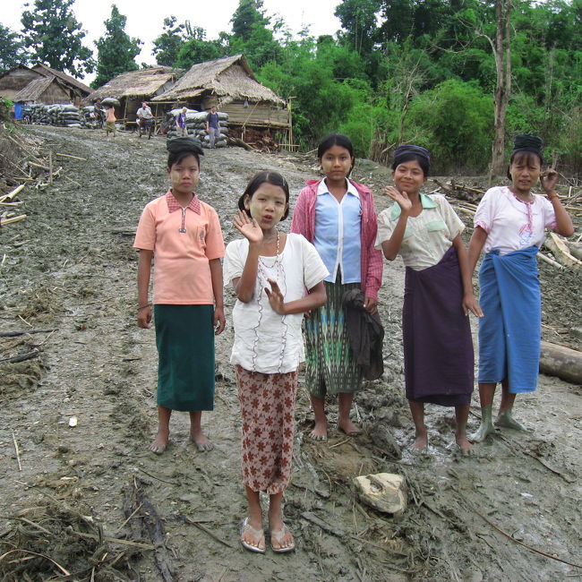 ゲストハウスにて、カレン民族のエレファントキャンプへのツアーを申し込みました。45ドルです。高いけど、それだけの価値はあった。<br /><br />外国人入域料(Zone Fees of Bogo Yoma 10ドル)、往復交通費(バイク)、エレファントライド、ランチが込みです。<br /><br />さらにこのお金の一部は、ドクターのオーナー夫妻がこの地域で行っている、医療援助にも使われています。<br /><br />早朝6時発、道中で触れ合う人々は、とてもフレンドリーです。