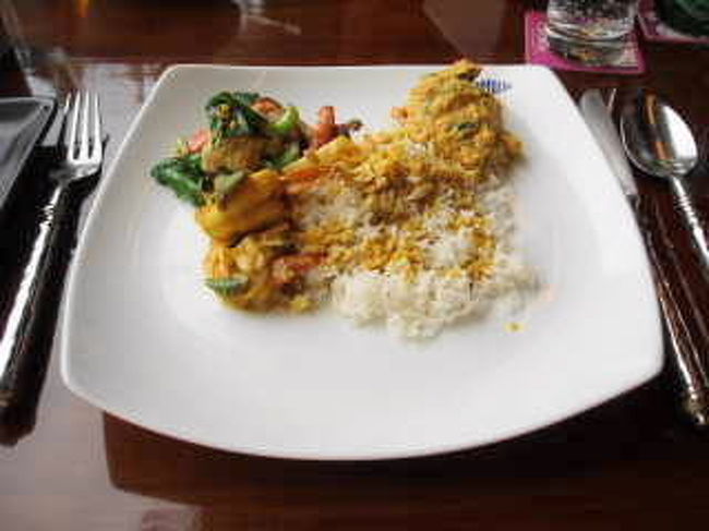 コロンボ（シナモン グランドホテル）での昼食です。シーフードレストランで「海老」だけを選び（朝食食べすぎで食べれなかった）、調理してくれました。「カレーを使って調理して欲しい」とお願いしたら、出てきたのがこの料理です。超おいしかったです♪