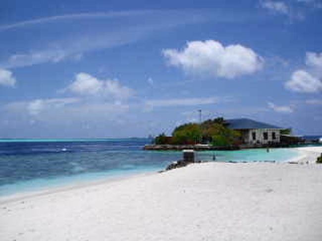 コテージ前のビーチからダイビングショップを望みました。