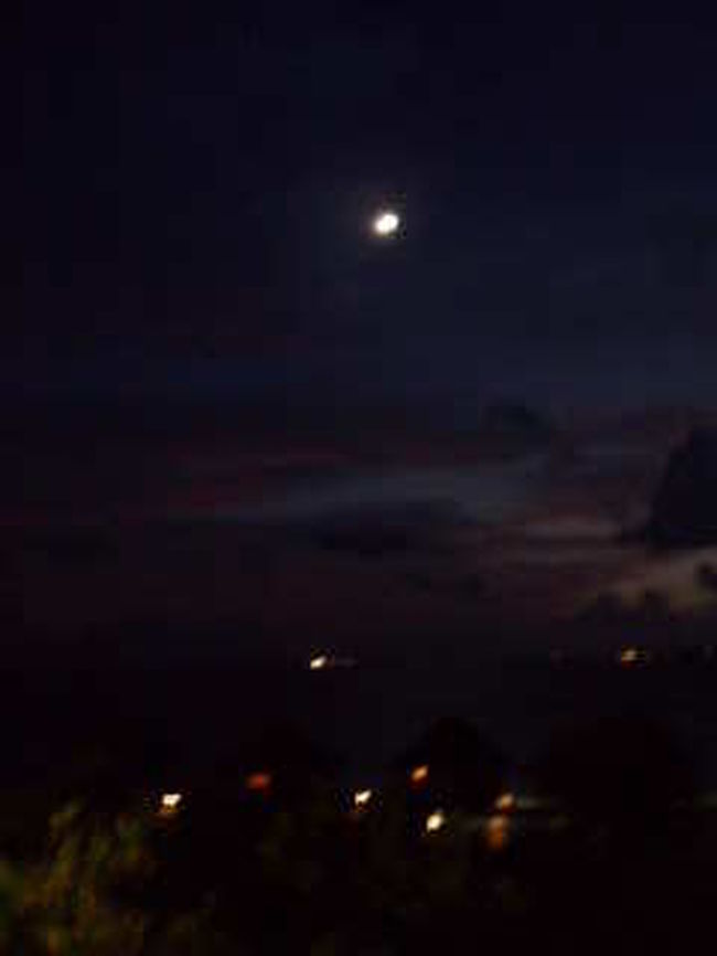 ヨガの場所からの月夜です。下の灯りは水上コテージです。