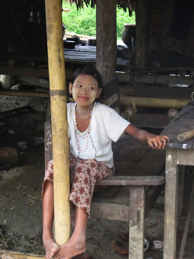 ミャンマーの女の子がちょっと照れたときに、よく見せる表情。