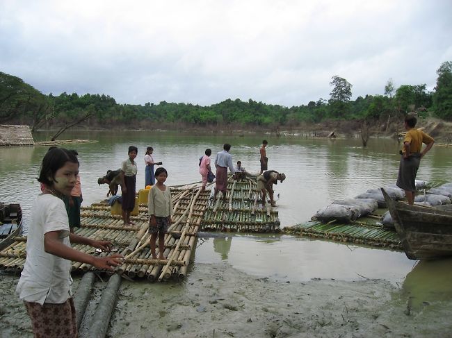 エレファントキャンプに行くには、2回川を渡る必要がある。<br />ここが最初の場所。<br /><br />普通に地元の人々の足として使われている竹いかだが新鮮。楽しい！