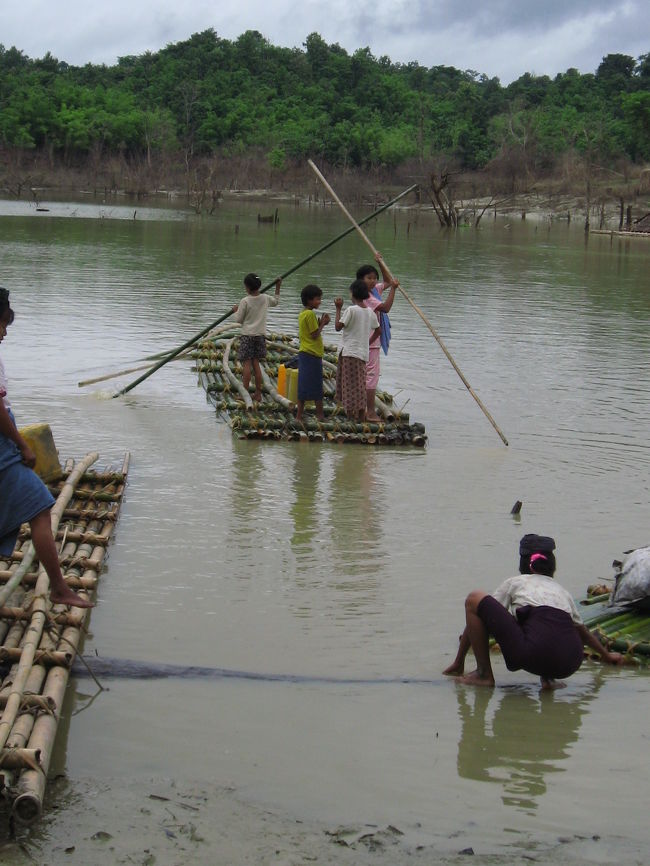 子供たちだけでも、巧みに川を渡ってゆく。
