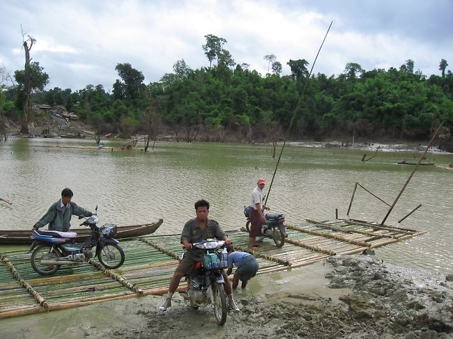 バイクの搬送も完了。<br />ドライバーさんたちは、大事なバイクが水没しないよう、大変そう。<br /><br />左上がさっきの村。