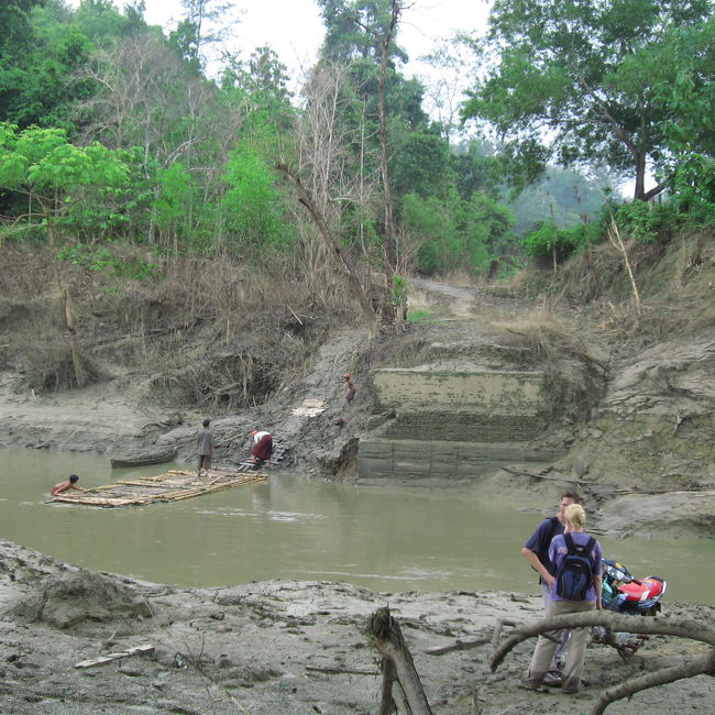 さらにバイクで山道を進んで、<br />ここが2番目の川越え。9時ごろ。<br /><br />ちなみに同行者はスイス人のカップル。<br />女性は積極的で気さくで、男性は内気でカルチャーショック気味、ほほ笑ましくも、ちょっと可笑しい。<br />ロマンシュ語の会話を始めて聞いた。