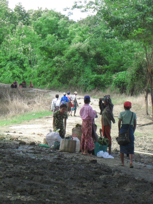 帰り道。<br /><br />いかだ待ちの間、しばしの触れあい。<br /><br />買出しの帰りなのか、たくさんの荷物で大変そう。<br /><br />彼らが村へと帰っていった後になって、バイクの運転手さんが、さっきの女の子があなたに渡してくれって、とミカン。<br /><br />何だかとてもあったかい気分。