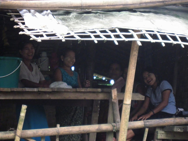 笑顔であふれた1日だった。<br /><br />僕はたまたま翌日に出発するツアーに同行させてもらったけど、前もって予約したほうがいいと思います。ゲストハウス自体もとても人気があるので。<br /><br />1泊するツアーや、他にも色々なツアーが手配できるらしいので、相談してみてください。