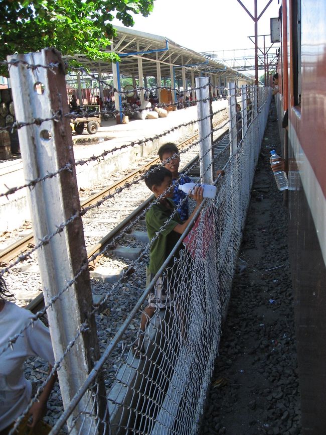 次はターズィー(Thazi)へ。<br />タウングー駅11時15分発、ターズィー駅17時着。<br />オーディナリーで5ドル。<br /><br />ゲストハウスのオーナーの助言によれば、提示するパスポートに500Kを挟んでおくと、窓際の良い席が出てくるし、無い席さえも出てくるらしい。<br /><br />ためしに駅長室でその通りにやってみたら、その通りだった。でも何だか気分が悪いので、この方法はここだけ。<br /><br />写真は新しい首都のあるピンマナー(Pyinmana)駅。<br /><br />次の旅行記へ続きます。