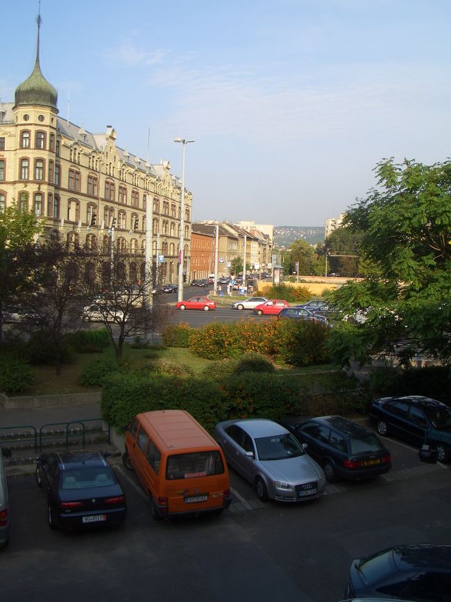 ホテルの朝食レストランの窓からみえる街の景色。今日も快晴！朝から気持ちよく朝ごはん〜♪