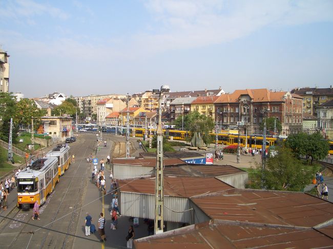 こちらモスクワ広場。ここで登山電車が出ている駅に向かうトラムに乗り換えます。いろんなトラムが出ていて、ちょっと複雑。よく分かりません。とりあえず、それらしき方向のトラムに乗り込んでみます。