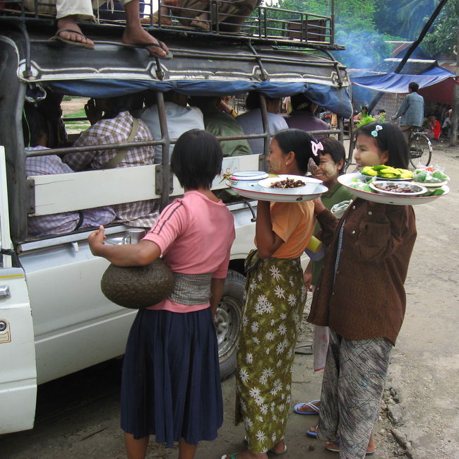 表紙の写真はメイッティーラ(Meiktila)の水上寺院。<br /><br />ピックアップでミンジャン(Myingyan)へ向かう。<br /><br />メイッティーラとミンジャンの間の鉄道は、外国人は乗せてもらえなかった。<br />