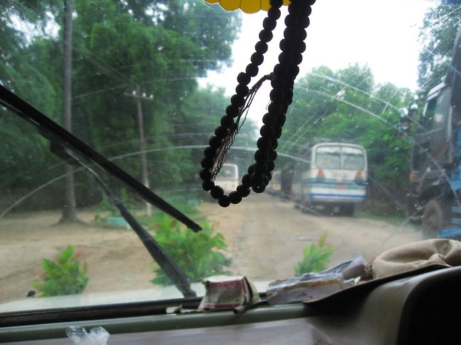 バスやらトラックやらが、たくさん止まっているなぁと思っていると。