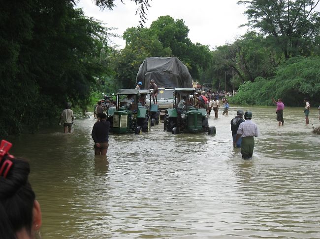 かばんを担いで、裾をまくって、歩いて川を渡る。<br /><br />途中から助手席に同乗することになり、いろいろ手助けしてくださった役人さんによれば、サンダル履きだと滑って危ないので、裸足のほうが良いとのこと。確かにその通り。<br />足元が見えず、ぬるぬるして、ところどころ深みもあり、とても歩きにくい。<br /><br />また、昨日は腰までの深さがあったけど、今日は股下までだよって、ニコニコ。<br />うん、とってもラッキー……。