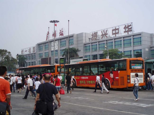 昼前頃、エアポートバスで広州空港から広州駅に到着。ものすごく暑い！<br />汗だくのまま、地下鉄に乗り込む。