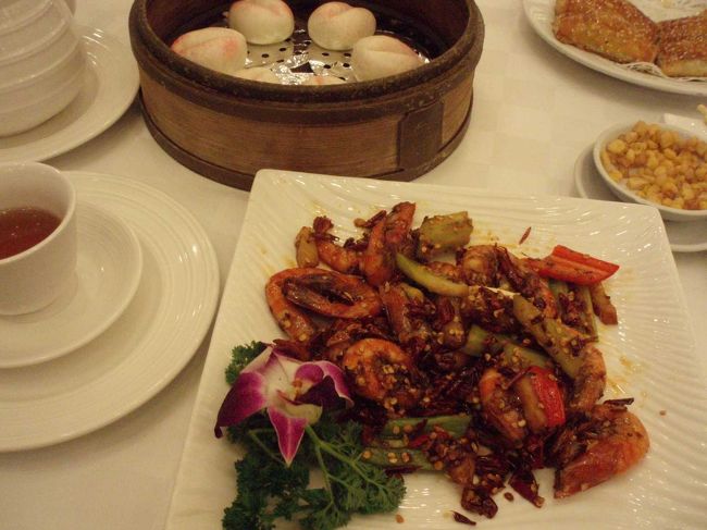 広東料理を食べる。<br />黄沙駅下車後、歩いて数分で老舗・陶陶居酒家へ。<br />中秋の季節なので、月餅求めて店内はにぎやか。<br />店員に指示されるまま３階へ、１階では飲茶をやっていたので、飲茶を食べようとしたら、３階はないのね。。。<br />はじめにお茶を選んで、その後注文するシステム。<br />牛肉？のパイ包み・海老と冬瓜？炒め・饅頭。<br />炒め物がなかなか辛いが、とても美味しい。饅頭もふかしたばかりで、甘くて美味しい。<br />店員にラーでしょ？と言われる。やはり、こちらでも辛いのだろう。<br /><br />