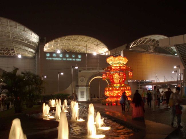 ２０分ほどで出国・入国の手続き完了し、マカオへ。<br />返還後も、未だに検問があるのはなぜ？？<br />マカオ側からみた検問所の建物。<br /><br />一見、街並みは同じだが、車線は右側通行から左側通行へ、車のハンドルも逆。当然、元も使えません。<br /><br />パスポートコントロールが閉まると帰れないので、<br />滞在時間１時間で、珠海へ戻ることに。