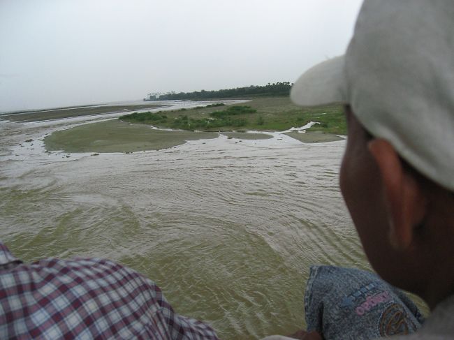 川を渡ってからは、役人さんの知り合いの車に便乗させていただき、ミンジャン着。本当にありがとう。<br /><br />そこからは、11時ごろ出発するパコク行きのトラックに乗車。イラワジ川を渡るフェリーも込みで800K。<br /><br />バガン周辺のこの地域は、乾季には乾燥が激しく、何とか育った作物も、雨季なるとやってくる洪水で流されてしまう、暮らすにはとても大変な場所です。<br /><br />雨季の終わり、10月のはじめのこの時期は、人々のゆとりが削り取られてゆくさまに直面することも多かった。