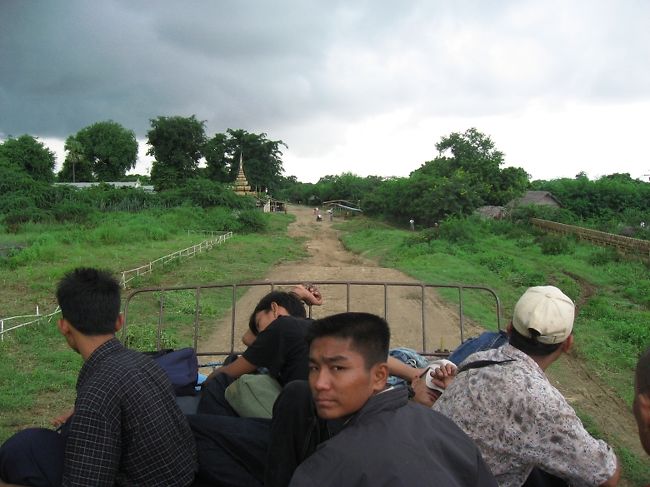 トラックの上はこんな感じ。快適は言いがたいけど、結構楽しい。<br /><br />通り雨が来るたびに、全員でブルーシートをかぶる。<br /><br />道はでこぼこの未舗装。