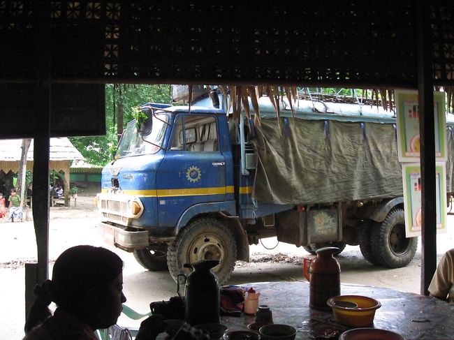 イラワジ川のパコクの対岸あたりで、フェリー待ち。<br /><br />写真に写っているのが乗ってきたトラック。