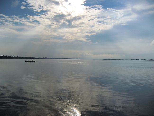 しばしの船旅を楽しむ。