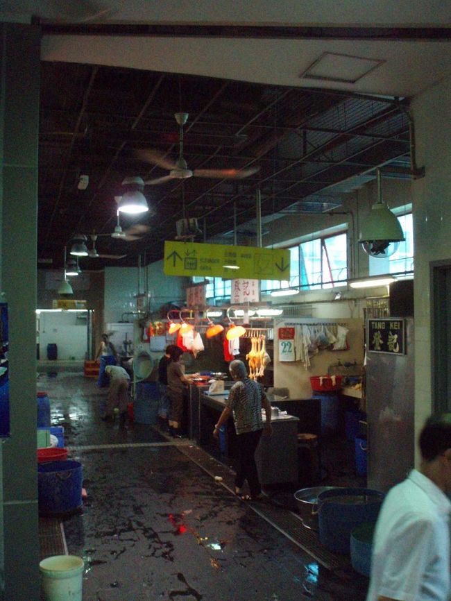 あるビルに入るとそこは市場。<br />肉種ごとにフロアーが違う。<br />鳥。鳥がぶら下がっている。<br />