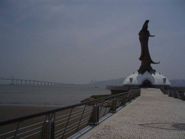 観音像から見たマカオの景色が良いという情報を手に入れ、行ってみるが、なんとバリケードがあり、入れず＞＜<br /><br />しかたがないので、観音像を撮る。味わいもなし。