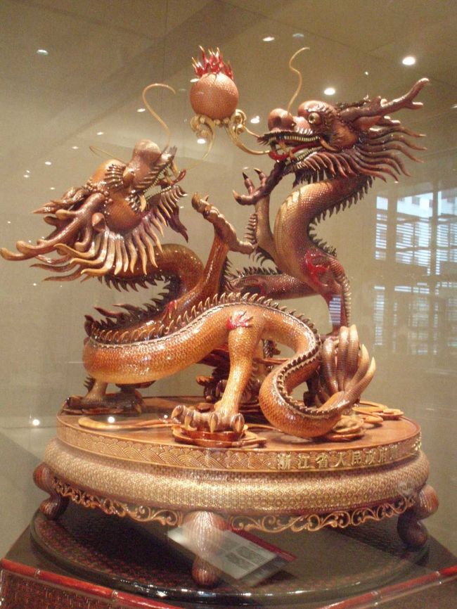 マカオ回帰賀禮陳列館に。<br />ここはかなりおススメの博物館。<br />９９年にポルトガルから返還されたのを記念に、<br />中国の各省から送られたお祝いの芸術品を展示している。<br />珠玉の一品が並べられていて、一見の価値あり！<br />しかも、タダで見られる。