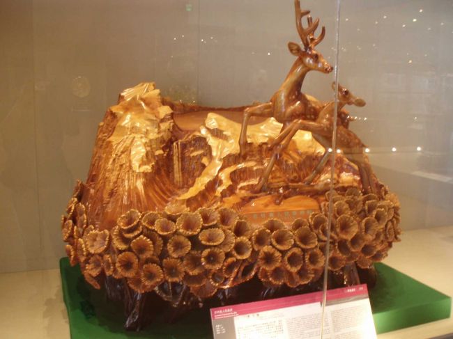 それぞれの省で名物なものをモチーフに作られているらしい。四川省からはパンダをモチーフにした芸術品とか。