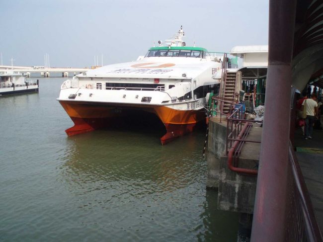 フェリーで数年ぶりの香港に。