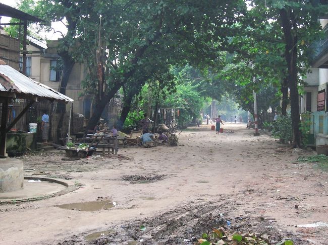 フェリーは上流側に少し迂回して、対岸に到着。<br />最終的にパコクに着いたのは18時過ぎ。<br /><br />写真は翌朝のパコク(パコック,Pakokku)。<br /><br />一日中、電気は来ない。<br />雨季にはいつものことらしい。