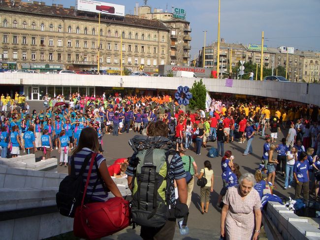が・・・案の定、南駅に来てしまいました。あれ〜〜おかしいな(笑)駅には大学生くらいの学生がいっぱいいて、グループごとに異なる色のＴシャツを着ていました。何かあるのかな・・・<br />とりあえず、赤いカバンはもう一度モスクワ広場に戻って、出直してみることに。