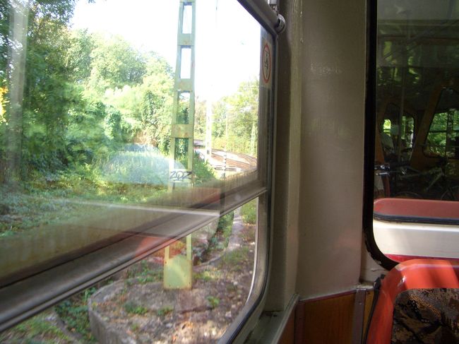 電車にはマウンテンバイクを乗せる人も。。<br />しばらくすると、電車が走り始めました。ゴトゴトと音を立てて、傾斜を登っていきます。