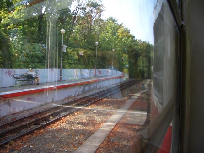 途中でいくつか駅があります。ほとんど人がいません。