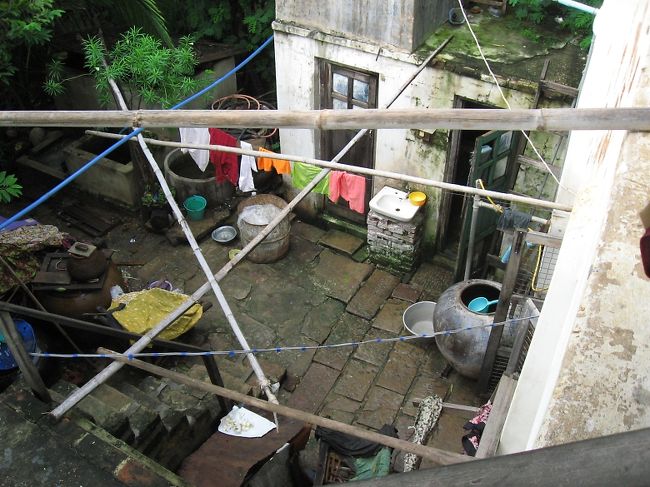 パコクで外国人が泊まれるのは１軒だけ(一泊3500K)。<br /><br />ロンプラで"Top Cheap Sleeps"の3傑に選ばれている場所。<br /><br />いわく、Crusty, but 'real Myanmar' all the way -more home than guesthouse actually-<br /><br />