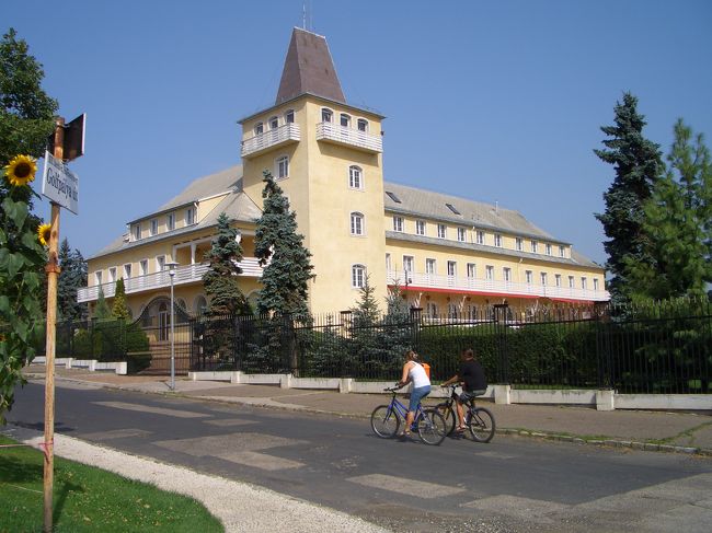 サイクリングする人もちらほらと。山道を行くマウンテンバイクコースを行く人もちらほらと。みんな思い思いに山を目指します。そして、赤いカバンは子供鉄道へレッツゴ〜！！