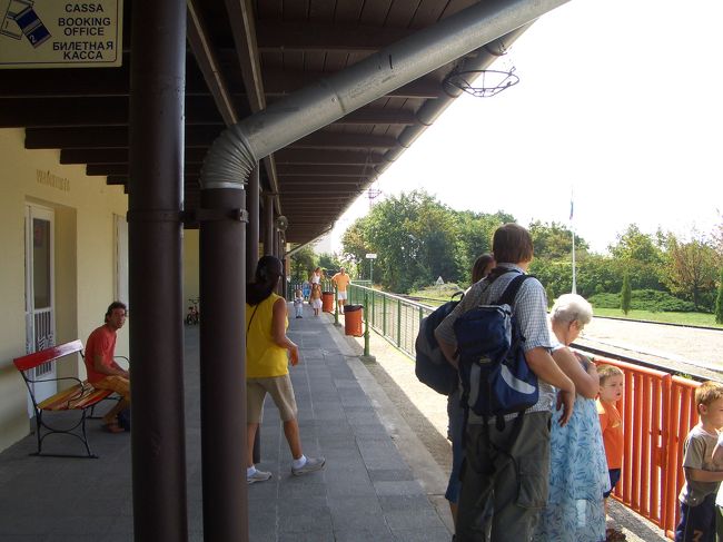 少し歩くと、子供鉄道の駅があります。そこでヤーノシュ山行きの片道切符を購入。切符売り場ももちろん子供。英語が通じました。あどけない笑顔でｻﾝｷｭ〜ですって。可愛い〜☆<br />その後、ホームへ。