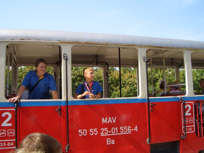 青いＴシャツを着ているのが子供鉄道で働く子供。本当にこどもだ〜(＠＠)