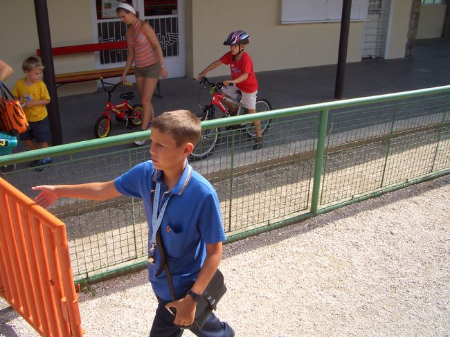 いよいよ乗車ＯＫのサインが。係りの子供が扉を開放してくれました。黒い肩掛けバックに腕時計、そして笛を首からさげています。立派に働く顔してます。