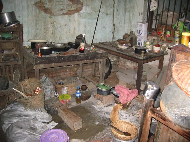 ここはとても辛い場所だった。<br /><br />ご主人は、優しそうで悲しげな目をした、老齢の方。だけど、ことばの隅々に、おねだりが入る。シャツは余ってないか？、今の服はぼろぼろだ、等々。<br /><br />その奥さんは、旦那さんよりも英語が流暢で、時計をコレクションしているんだけど、古いのでいいから持っていないか？、宝石に興味はないか、葉巻を買うなら私に任せろ……