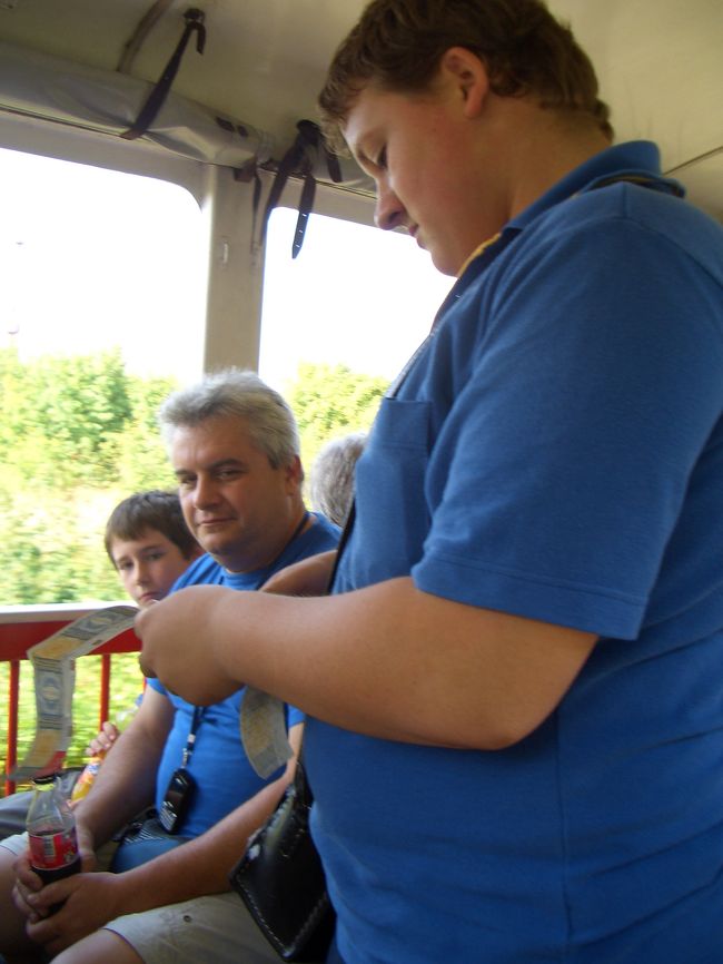 しばらくすると、ちょっと太目の坊やが切符を切りにやってきましたよ。お顔は真剣そのもの。。いい仕事してます〜。